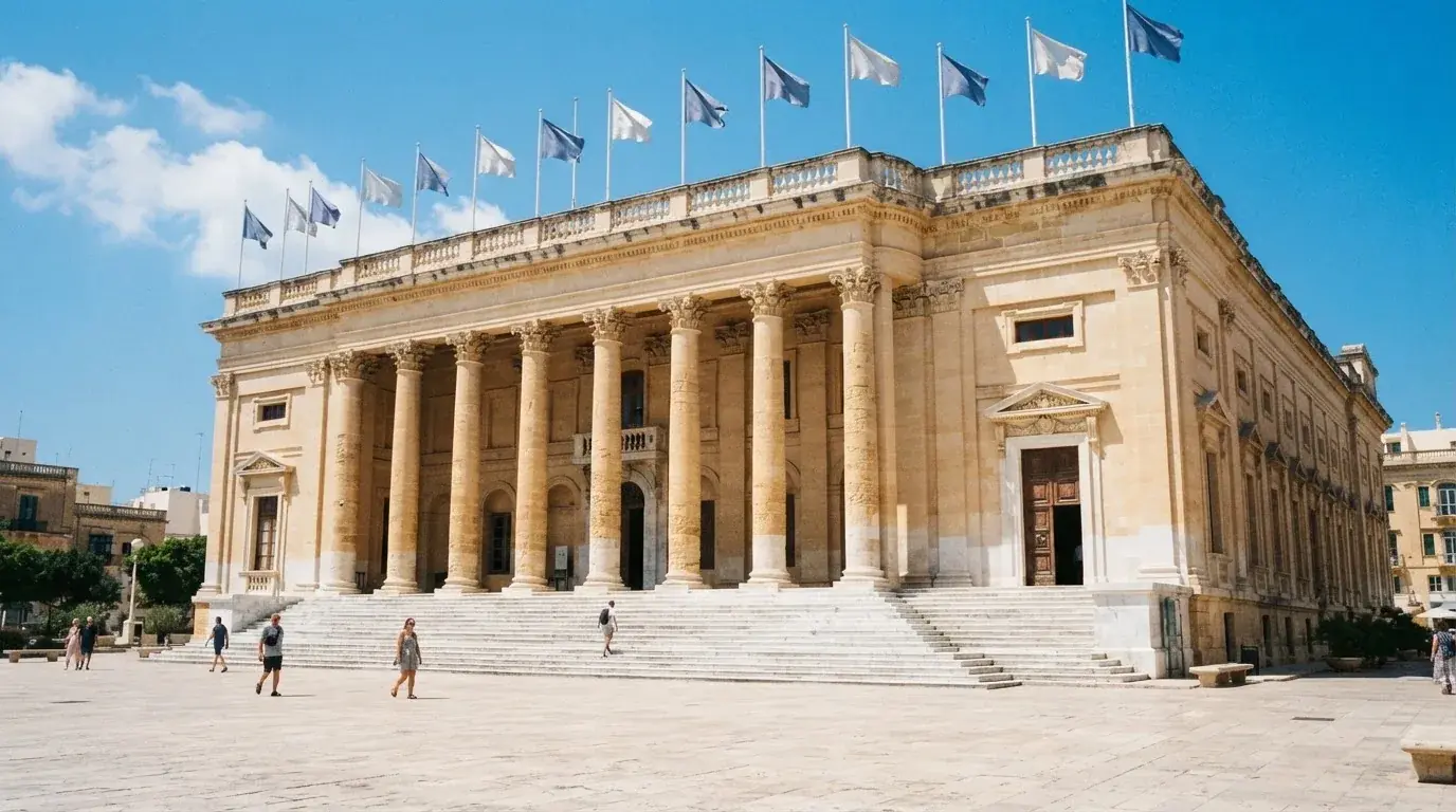 Palazzo istituzionale con bandiere al vento in una piazza soleggiata — casino non aams affidabili